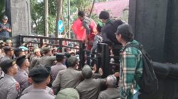 Jokowi Disebut Begal Reformasi Oleh Demonstran di Kota Malang