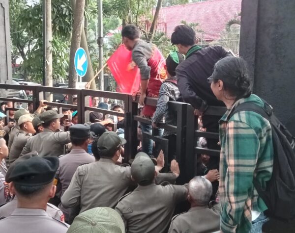 Jokowi Disebut Begal Reformasi Oleh Demonstran di Kota Malang