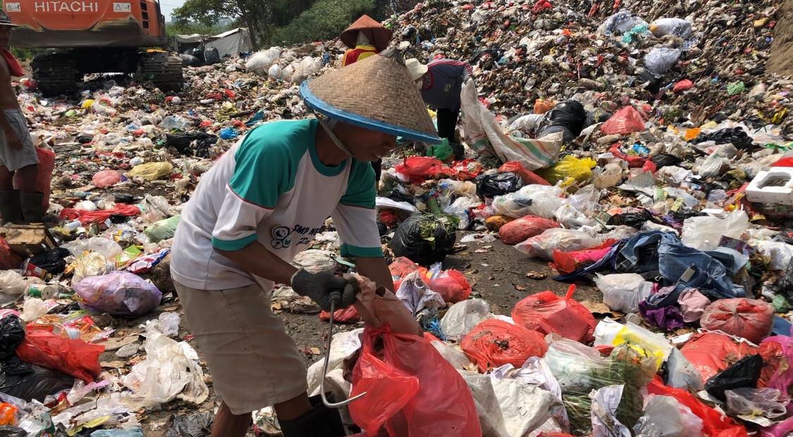Khumaidi keseharian mencari rongsokan di TPA Karang Diyeng, Kutorejo, Mojokerto. (Redaksi/kabarterdepan.com) 