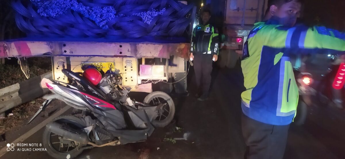 Motor korban ringsek setelah menabrak truk parkir. (Redaksi/kabarterdepan.com) 