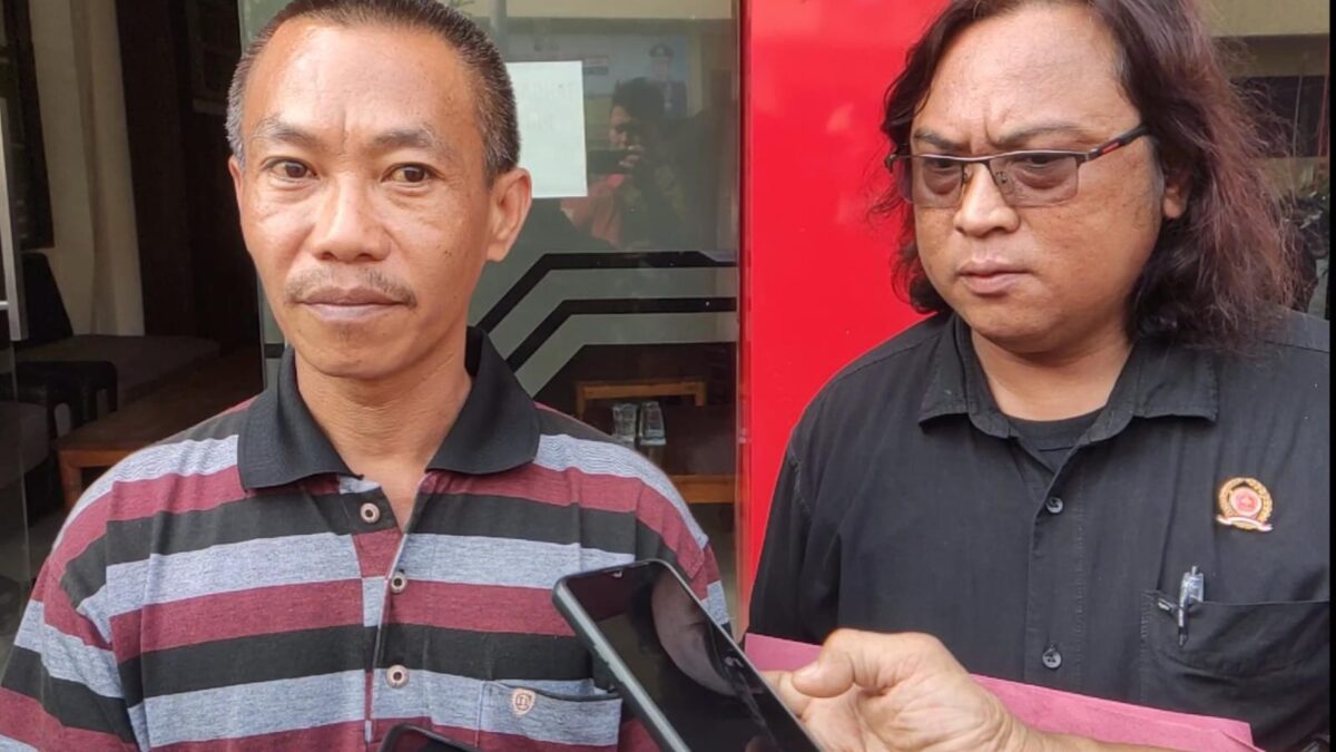 Hartono didampingi kuasa hukumnya melapor ke Satreskrim Polres Mojokerto, Rabu (22/5/2024). (Alief Wahdana/kabarterdepan.com)
