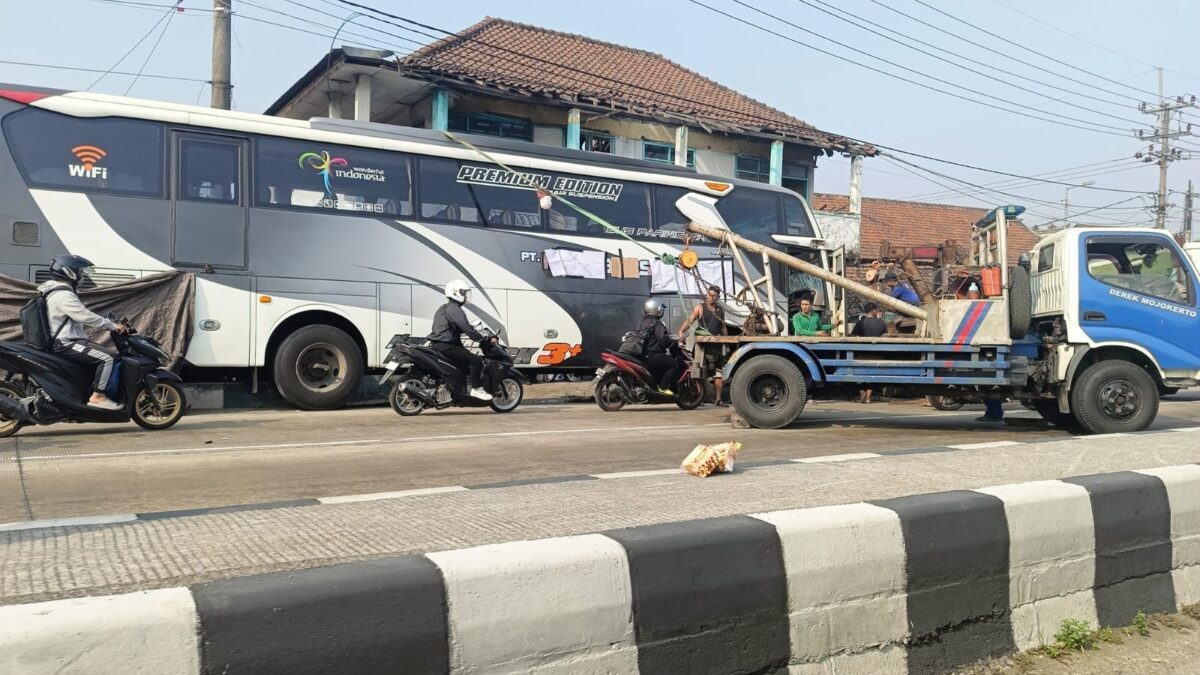 Proses evakuasi bus (Andy / Kabarterdepan.com)