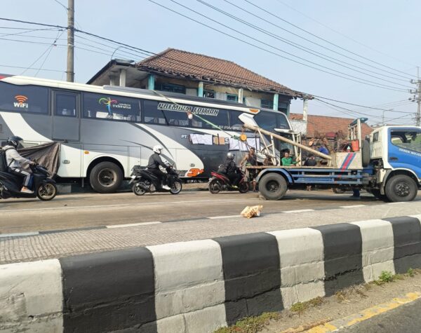 Diduga Selip, Bus Pariwisata di Trowulan Tabrak Rumah Warga