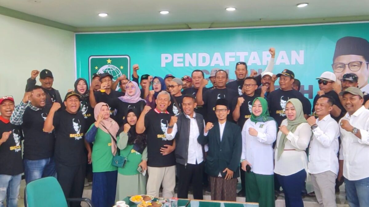 Kades Sunyoto berfoto bersama pendukung dan Pengurus DPC PKB Kabupaten Mojokerto setelah menyerahkan berkas pendaftaran Bacawabup. (Alief Wahdana/kabarterdepan.com)