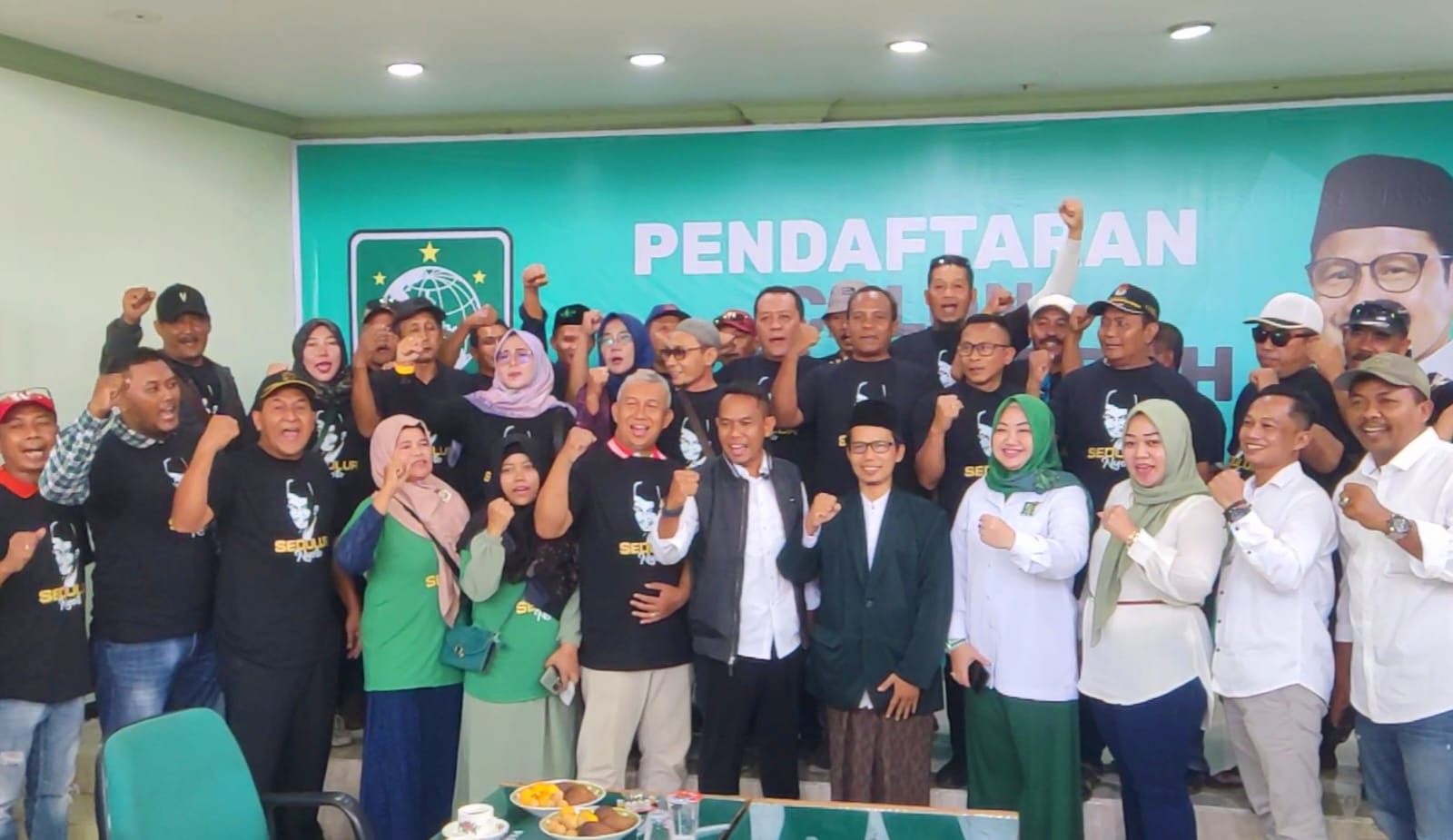 Kades Sunyoto berfoto bersama pendukung dan Pengurus DPC PKB Kabupaten Mojokerto setelah menyerahkan berkas pendaftaran Bacawabup. (Alief Wahdana/kabarterdepan.com) 