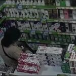 Pasangan Suami Istri di Mojokerto Terekam CCTV Ngutil Puluhan Botol Sampo di Swalayan