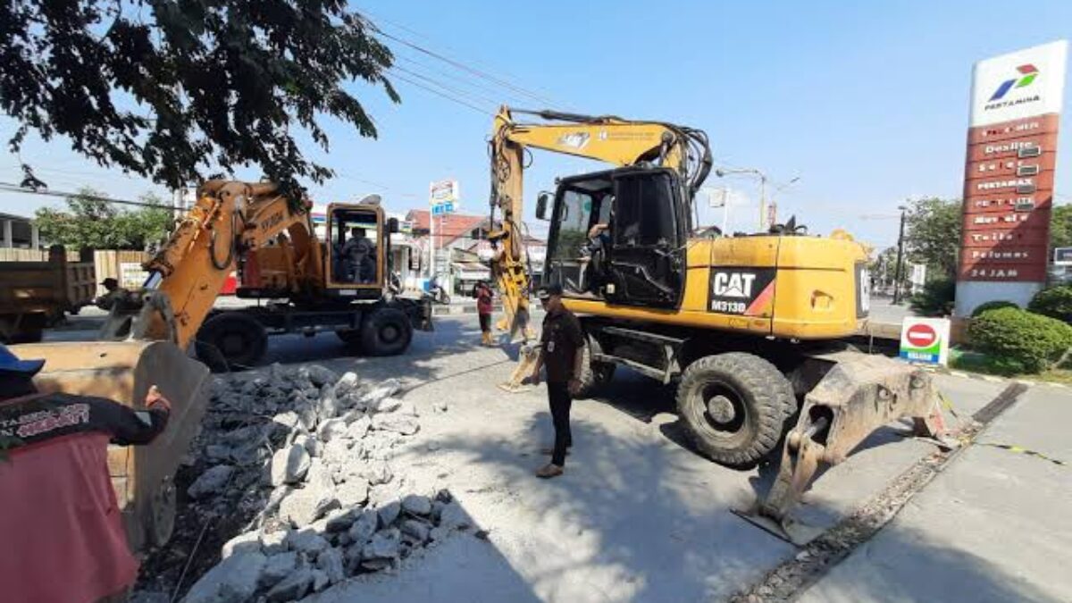 PJM di jalan Wolterwongisidi Semarang. (Ahmad/kabarterdepan.com) 