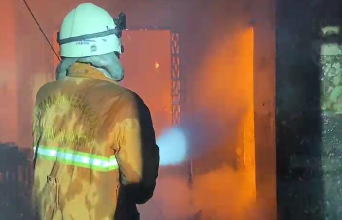 Proses pemadaman dilakukan tim pemadam kebakaran BPBD Kabupaten Mojokerto (Dok. Damkar)