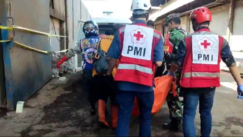 Relawan mengevakuasi korban yang meninggal dunia. (Redaksi/kabarterdepan.com) 