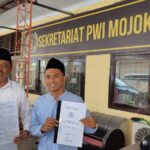 Ricky Purwoaji Pangestu (RPP) bersama ayahnya, Jurianto Kades Duyung, Kecamatan Trawas, Kabupaten Mojokerto memberikan klarifikasi tuduhan lakukan pengancaman. (Redaksi/kabarterdepan.com)