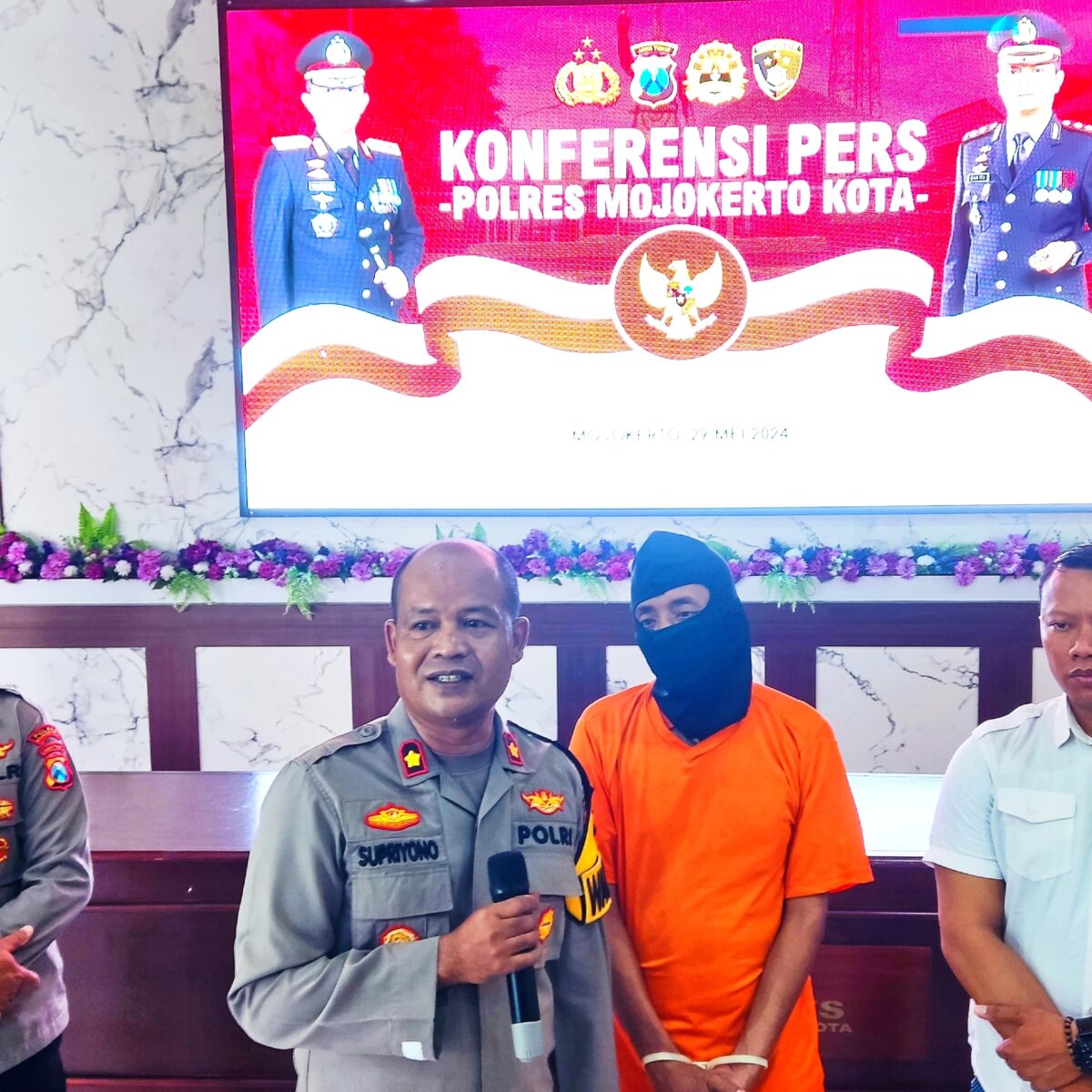 Terduga pelaku, Wawan Sudarmanto (45) saat konferensi di Mapolres Mojokerto Kota (Alief / Kabarterdepan.com)
