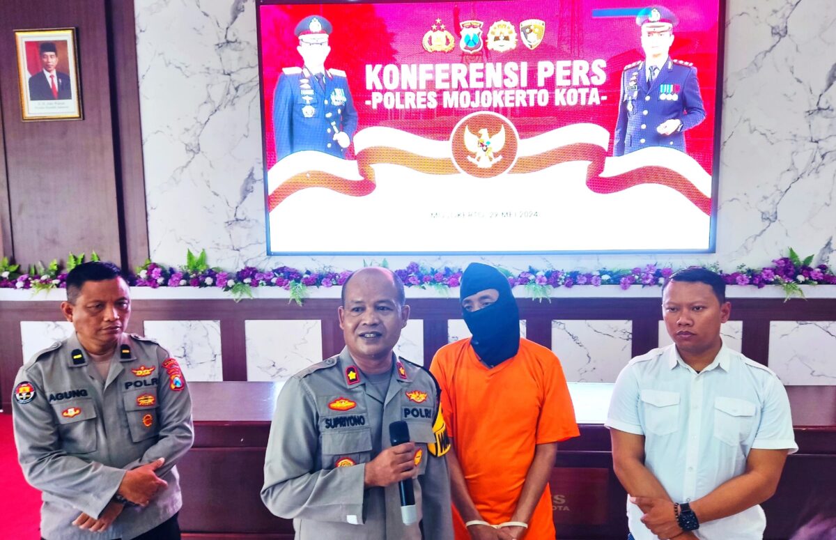 IMG 20240529 WA0098 scaled 1 Terduga pelaku, Wawan Sudarmanto (45) saat konferensi di Mapolres Mojokerto Kota (Alief / Kabarterdepan.com)