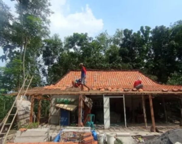 Ilustrasi perbaikan rumah di Grobogan. (Masrikin/kabarterdepan.com) 