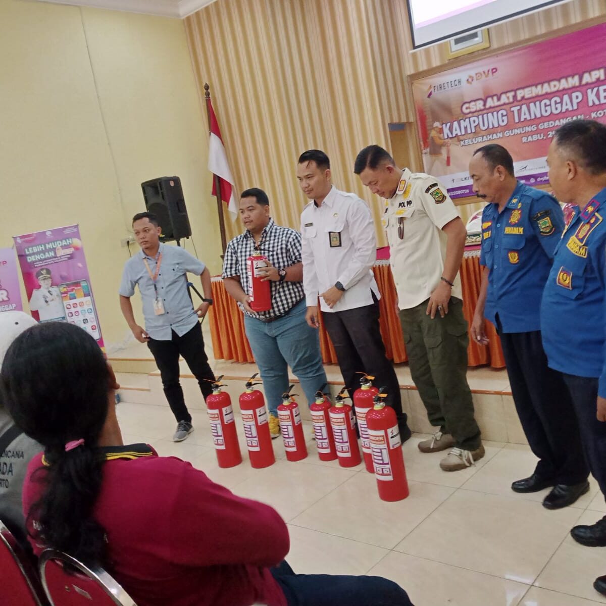 Kelurahan Gununggedangan Kota Mojokerto Terima Bantuan CSR Puluhan Tabung APAR