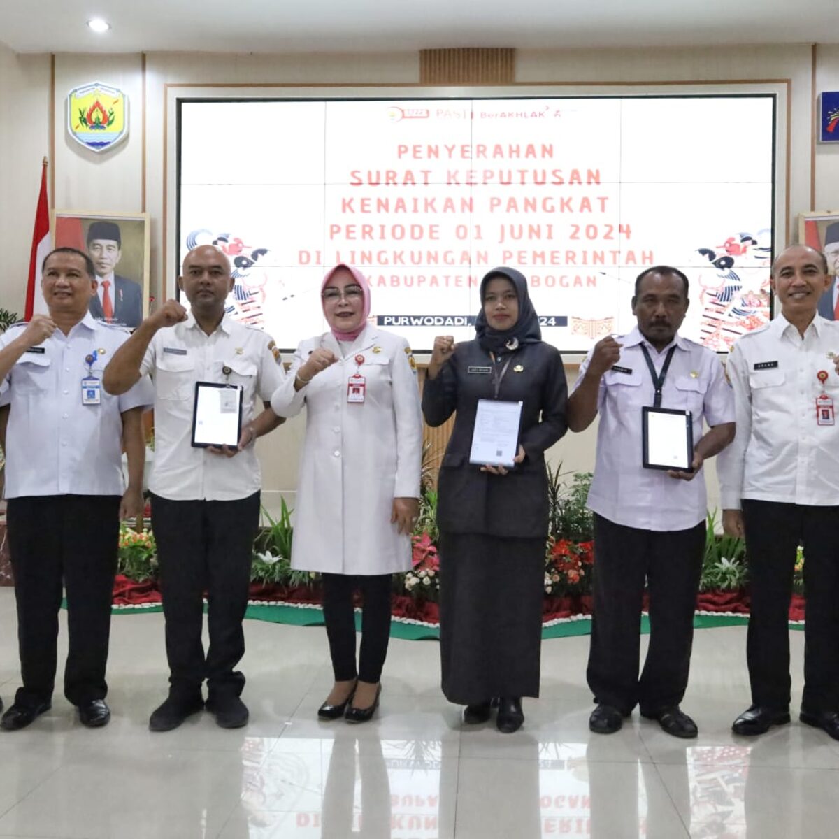 Penyerahan SK kenaikan pangkat PNS oleh Bupati Grobogan Sri Sumarni di Gedung Riptaloka Setda Grobogan. (Masrikin/kabarterdepan.com)
