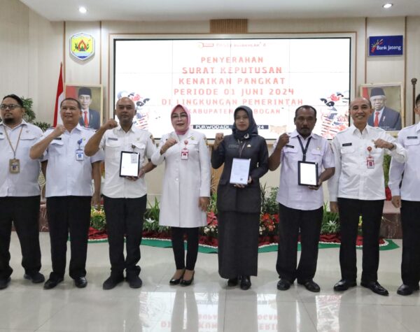 Penyerahan SK kenaikan pangkat PNS oleh Bupati Grobogan Sri Sumarni di Gedung Riptaloka Setda Grobogan. (Masrikin/kabarterdepan.com) 