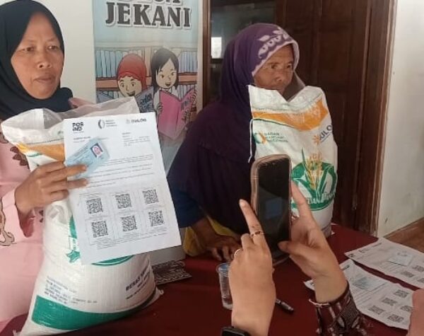 Ratusan Warga di Sragen Antre Penyaluran Bantuan Beras Tahap 5