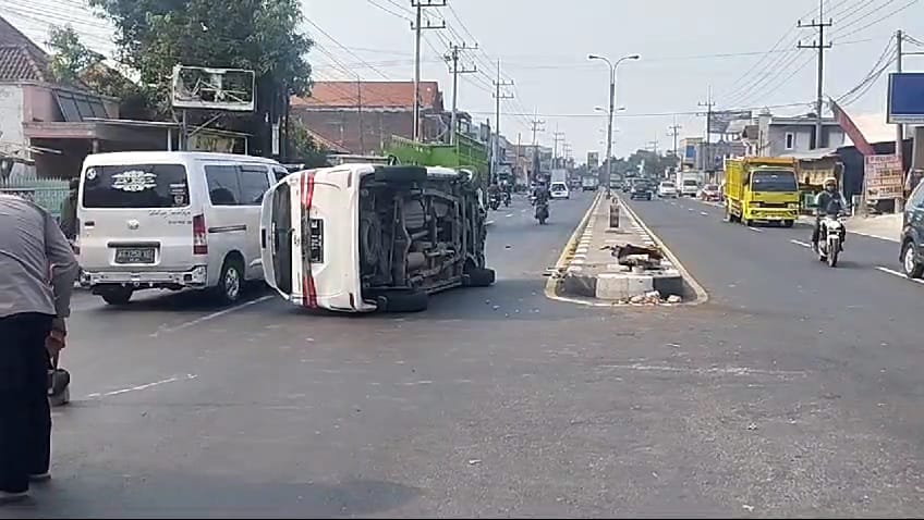 Kondisi mobil saat terbalik di Jalan Raya Desa Brangkal, Kecamatan Sooko, Kabupaten Mojokerto, Kamis (30/5/2024) sore (Andy / Kabarterdepan.com)