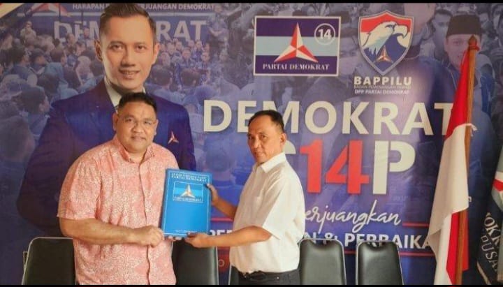 Teguh Santosa menerimanya mandat dari Partai Demokrat. (Suhartono/kabarterdepan.com) 