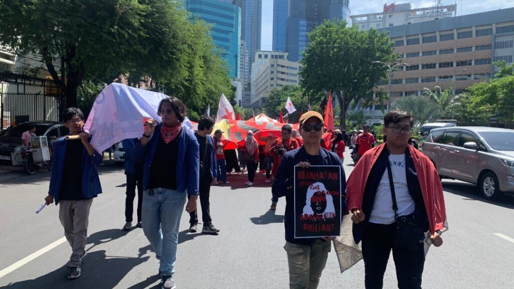 Aksi buruh demo longmarch dan bawa keranda saat demo di Surabaya, Rabu (1/5/2024). (Alva Reza/kabarterdepan.com) 