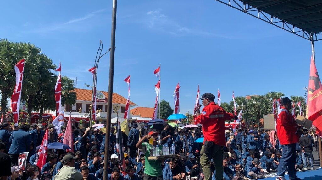 Ribuan buruh demo peringatan May Day di Grahadi Surabaya, Rabu (1/5/2024). (Alva Reza/kabarterdepan.com)