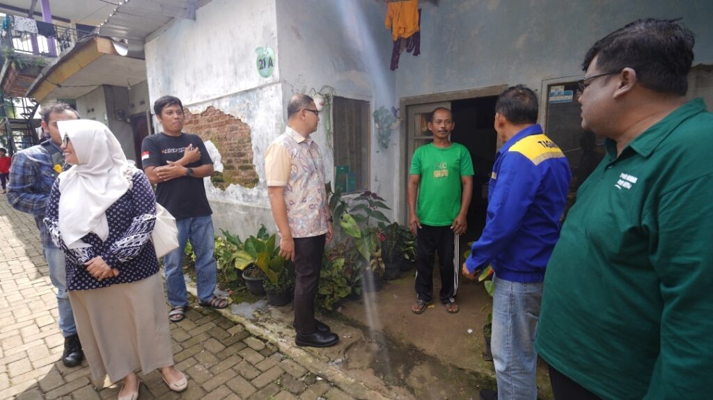 Pj Wali Kota Batu Aries Agung Paewai, saat mengunjungi rumah guru di momen Hardiknas. (Yan/kabarterdepan.com) 