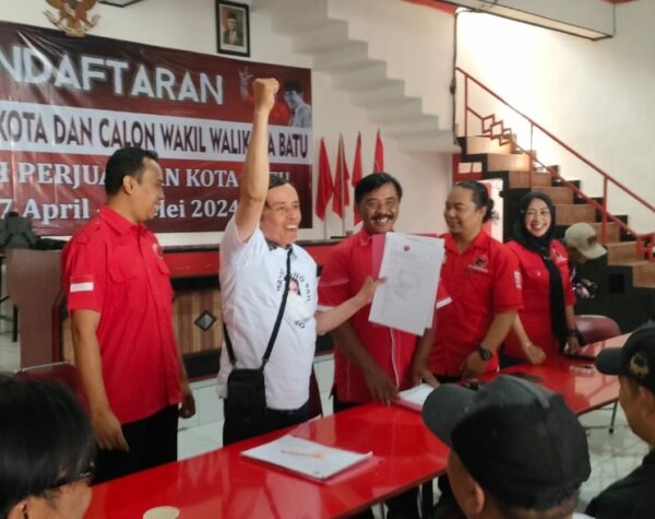 Relawan Krisdayanti Datangi DPC PDIP Kota Batu, Ambil Formulir Pendaftaran Cawalkot