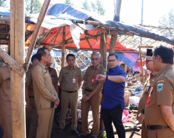 Segera Direvitalisasi, Pj Wali Kota Batu Tinjau Pembersihan Area Stadion Gelora Brantas