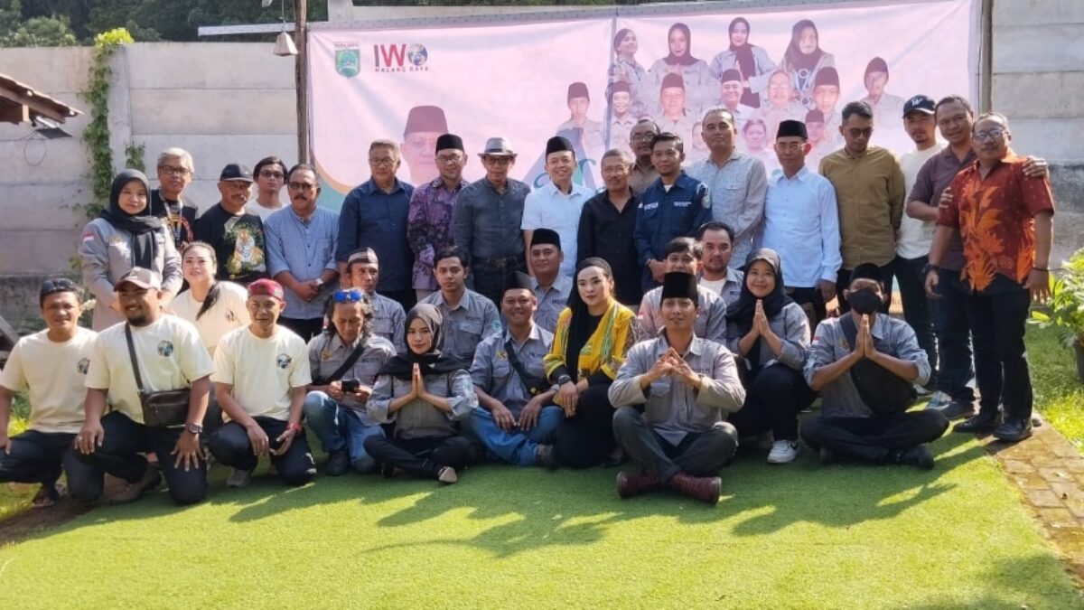 Ikatan Wartawan Online (IWO) Malang Raya, saat sesi foto bersama dalam kegiatan acara Halalbihalal di Ayo Cafe. (Yan)