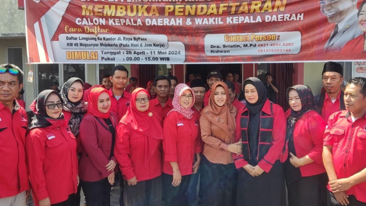 Bupati Mojokerto bersama kader PDIP saat mengembalikan formulir penjaringan cabup Mojokerto, Sabtu (11/5/2024). (Alief Wahdana/kabarterdepan.com)