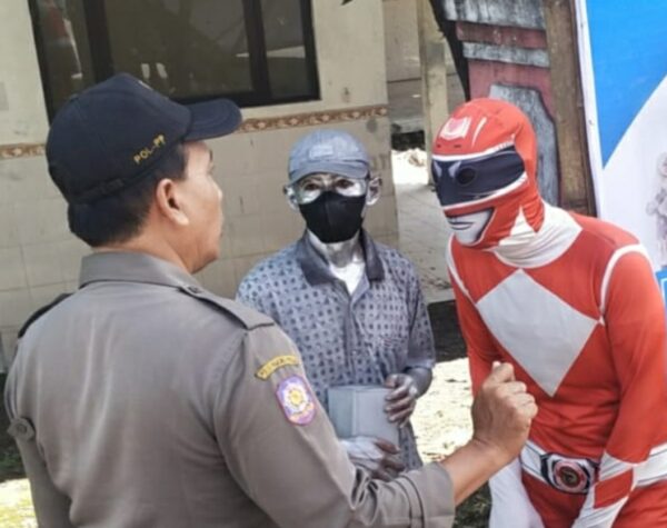 Patroli Satpol PP, Sejumlah Manusia Silver dan Pengemis di Mojokerto Ditertibkan