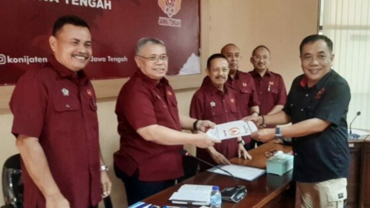 IMG 20240514 171819 1 1 Bona Ventura Sulistiana (kemeja hitam) menyerahkan SK Gubernur untuk Porprov Jateng 2026. (Ahmad/kabarterdepan.com)