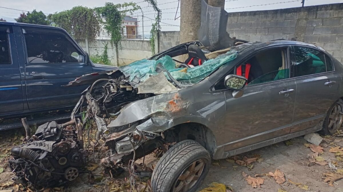 Kondisi mobil sedan yang ringsek usai tabrak rumah warga di Kota Batu. (Yan/kabarterdepan.com) 