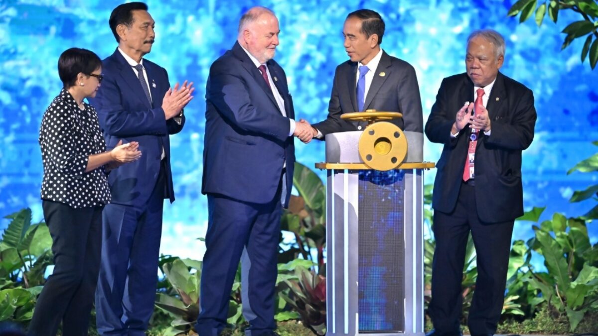 Presiden Jokowi berjabat tangan dengan Presiden World Water Council. (Redaksi/kabarterdepan.com) 