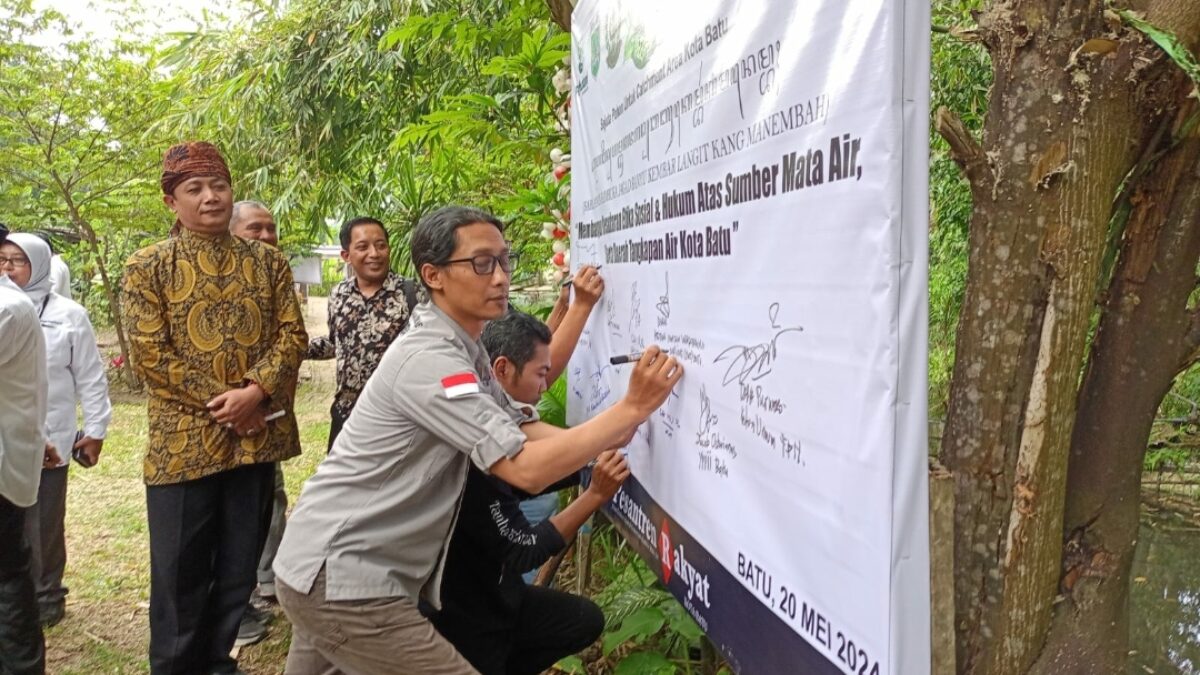 Dian, Ketua IWO Kota Batu saat membubuhkan tanda tangan petisi. (Yan/kabarterdepan.com) 