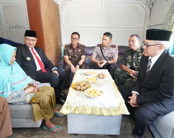 Momen Pj Wali Kota Batu Kunjungi Rumah Janda Veteran