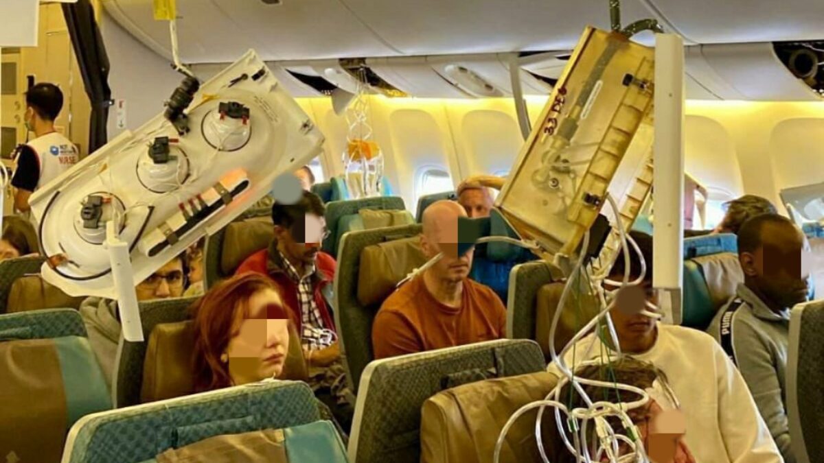 Kondisi kabin pesawat Singapore Airlines pasca turbulensi. (X @stillgray)