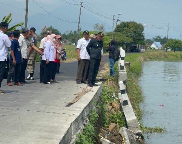 Plt Bupati Sidoarjo Minta Perintahkan Dinas PU BMSDA Sidoarjo Perbaiki Plengsengan Ambrol