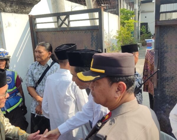 Eksekusi Rumah di Mojokerto, Penghuni Menolak dengan Gelar Selawatan hingga Mengunci Gerbang