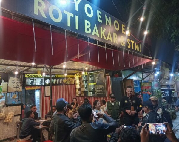 Dikeluhkan Wisatawan dan Pengguna Jalan, Yoenoes Roti Bakar & STMJ Ditertibkan Satpol PP Kota Batu
