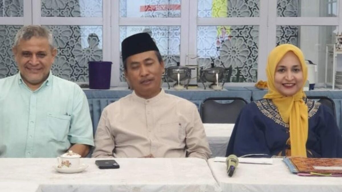 Ketua DPD Golkar Jember H.Karimullah D bersama mantan Bupati Jember. (Lana/kabarterdepan.com)