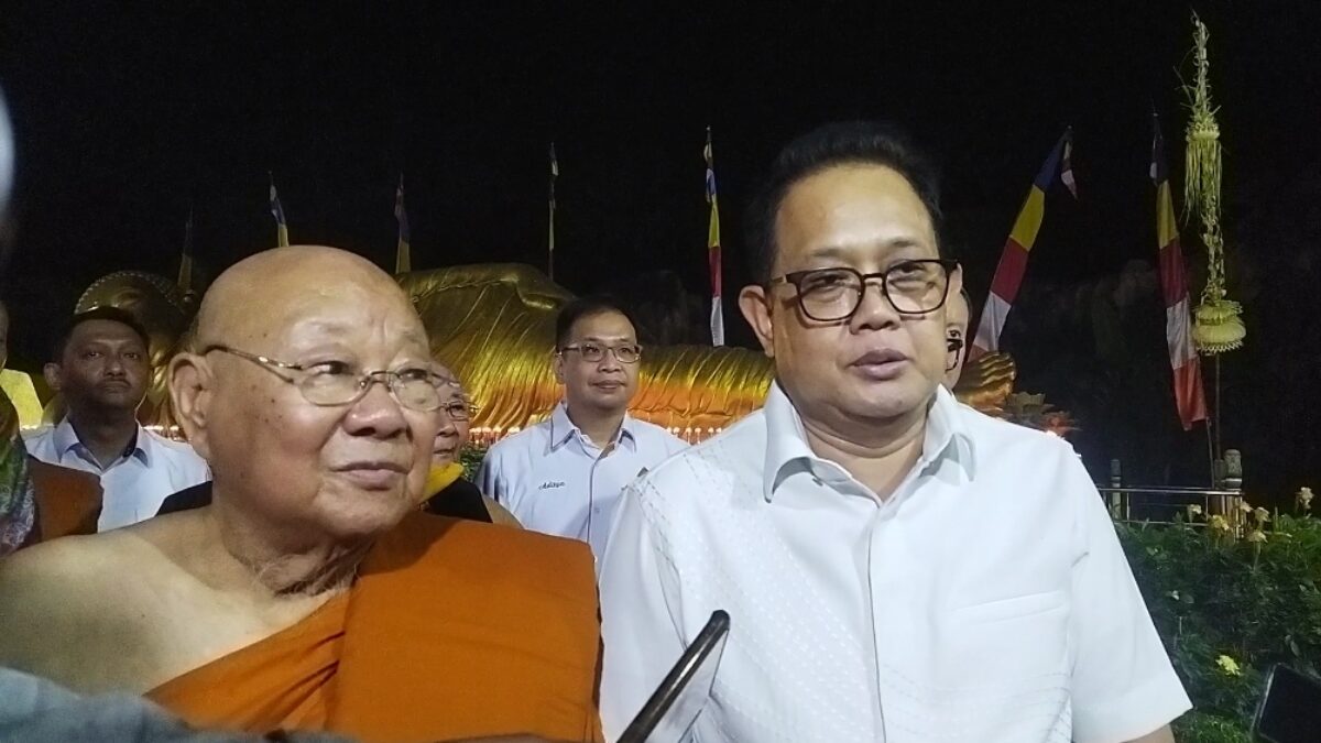 Pj Gubernur Jatim Adhy Kartono saat mengunjungi Maha Vihara Buddha Tidur di Trowulan, Kabupaten Mojokerto, Kamis (23/5/2024) malam. (Redaksi/kabarterdepan.com)