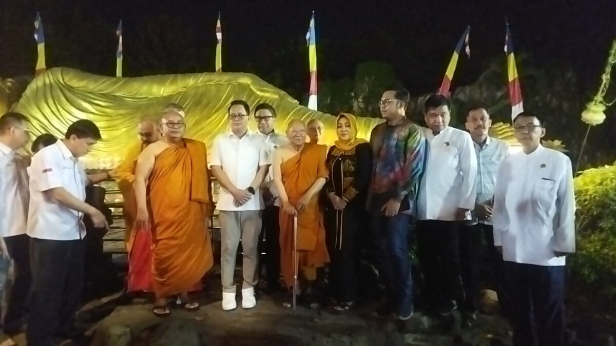 Pj Gubernur Jatim Adhy Karyono saat foto bersama dengan pengurus Maha Vihara Buddha Tidur di Trowulan, Kamis (23/5/2024) malam. (Redaksi/kabarterdepan.com) 