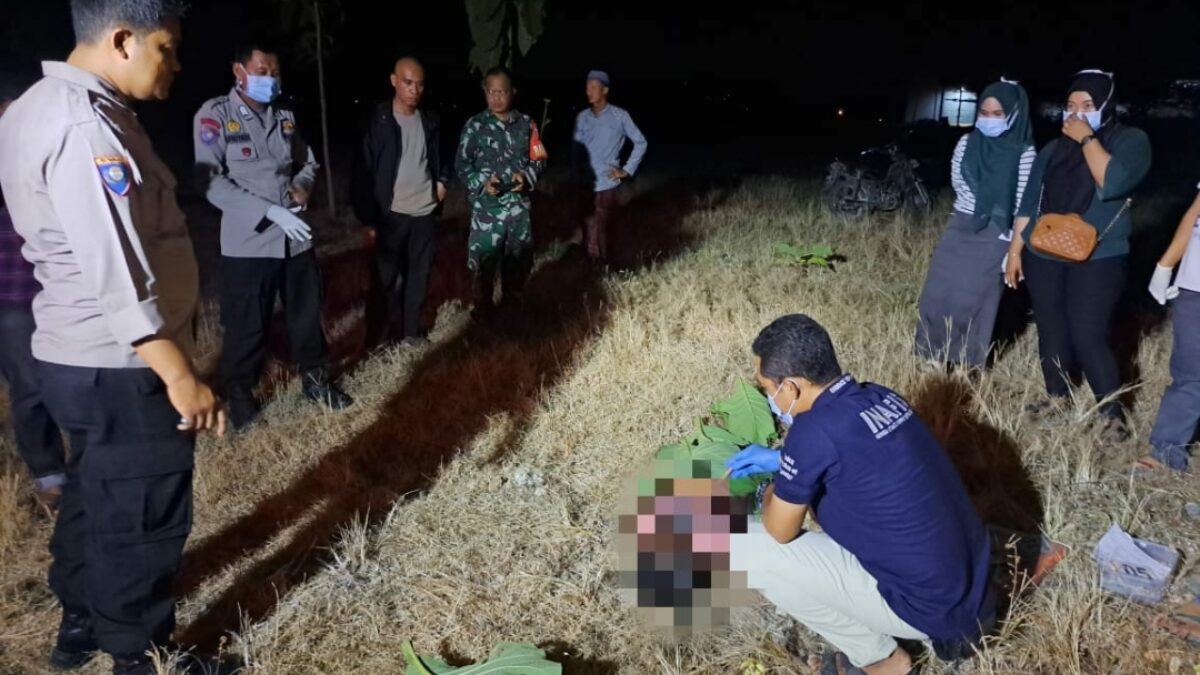 Tim Inafis Polres Grobogan dan Tim Puskesmas Penawangan  evakuasi jenazah korban di TKP. (Masrikin/kabarterdepan.com) 