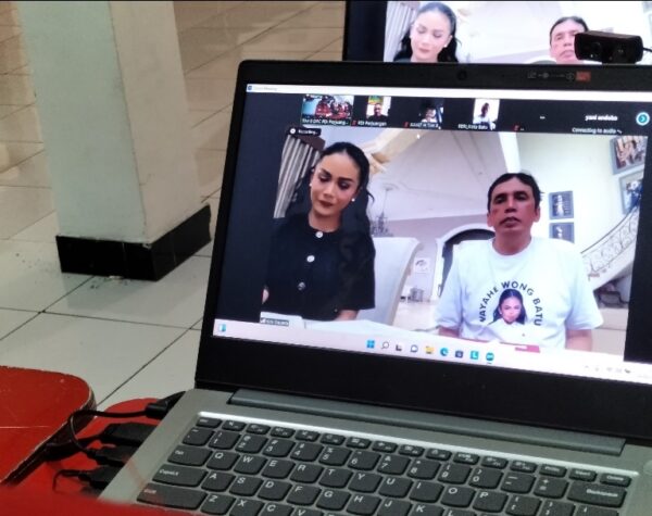 Via Online Zoom Meeting, Bacakada Kota Batu 2024 Krisdayanti Kembalikan Formulir Pendaftaran