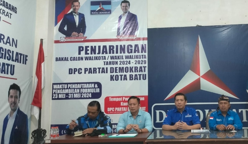 Ketua DPC Partai Demokrat Kota Batu Hendra Angga Sonata, saat memberikan keterangan terkait dengan pendaftaran penjaringan Bacakada 2024-2029 dihadapan para awak media. (Yan/kabarterdepan.com)
