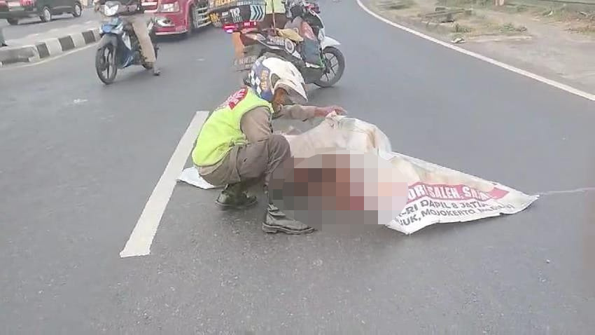 Korban tergeletak ditengah jalan (Andy / Kabarterdepan.com)