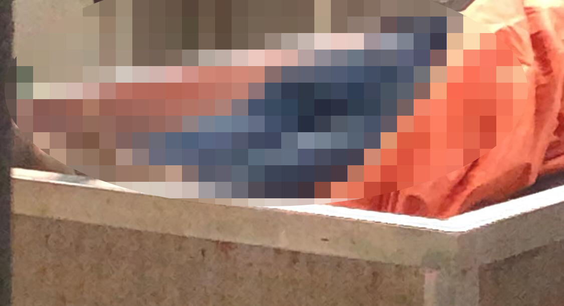 Jasad korban saat berada di kamar jenazah RSUD dr Soekandar (Andy / Kabarterdepan.com)