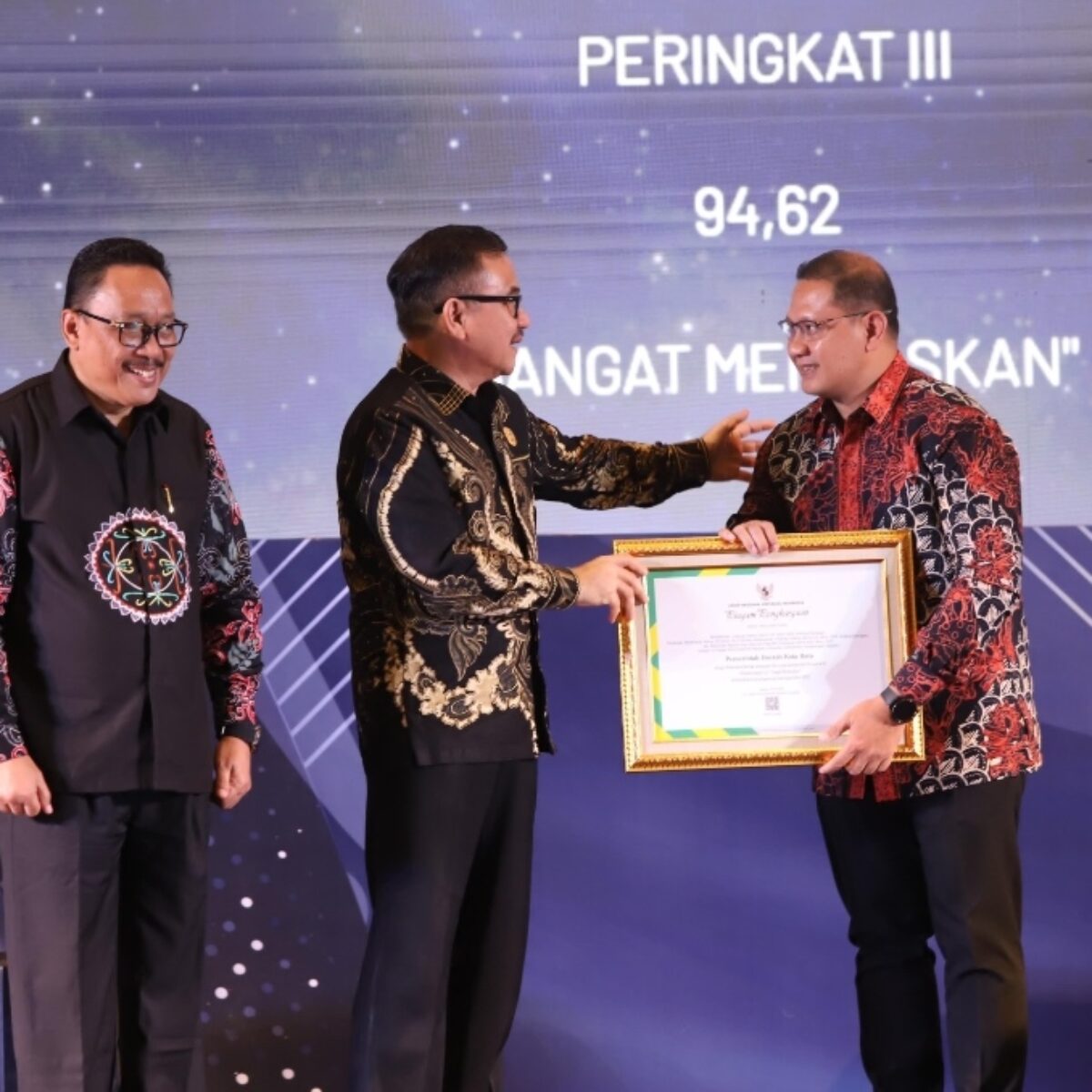 Pj Wali Kota Batu, Aries Agung Paewai saat menerima penghargaan dari Plt Kepala ANRI, Imam Gunarto, didampingi Staf Ahli MenpanRB Jufri Rahman, dalam momen yang bertepatan dengan puncak peringatan Hari Kearsipan ke-53, Arsip Nasional Republik Indonesia (ANRI). (Yan/kabarterdepan.com)