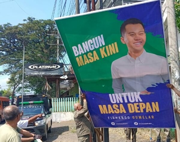 Satpol PP Kota Batu Turunkan Reklame dan Banner Tidak Berizin